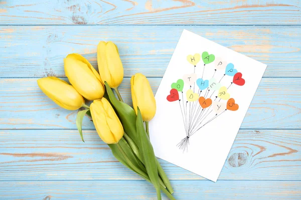 Tarjeta de felicitación con texto Feliz Día de las Madres y tulipanes amarillos en w — Foto de Stock