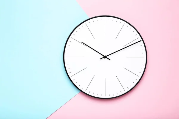 Horloge ronde sur fond coloré — Photo