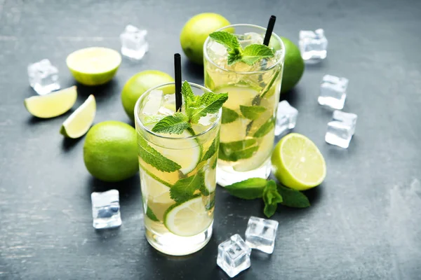 Cóctel Mojito en vasos sobre mesa de madera —  Fotos de Stock