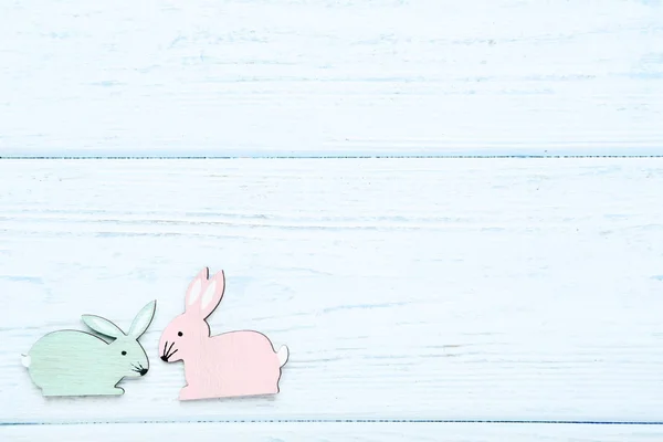 木桌上的复活节兔子 — 图库照片