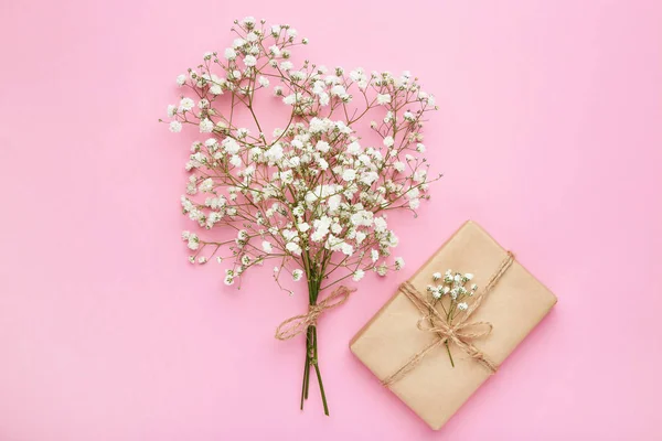 Flores de gypsophila blancas con caja de regalo sobre fondo rosa — Foto de Stock