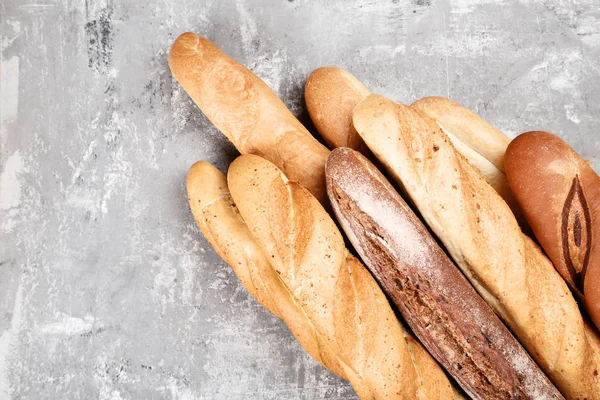 Baguettes frescos sobre mesa de madera gris — Foto de Stock