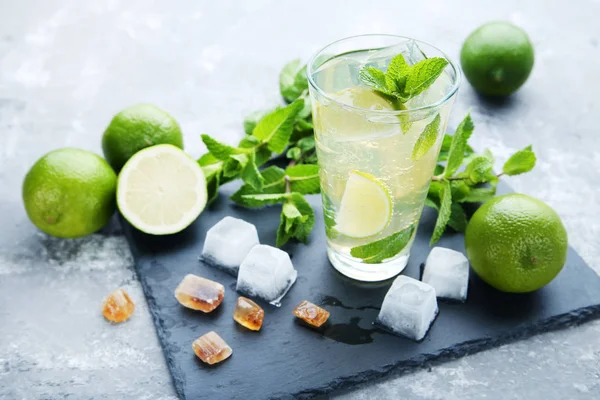 Cóctel Mojito en vaso sobre mesa de madera gris —  Fotos de Stock