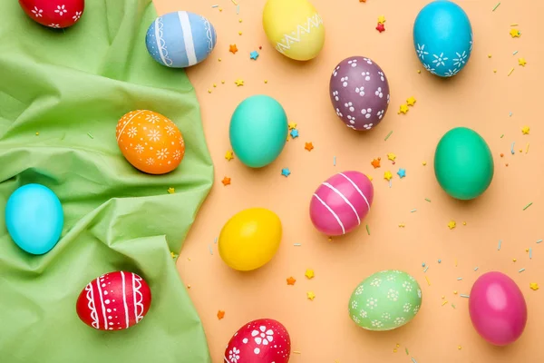 Uova di Pasqua colorate con spruzzi su sfondo beige — Foto Stock