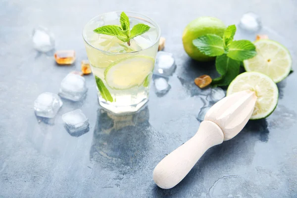 Cocktail mojito en verre avec presse-agrumes sur table en bois — Photo