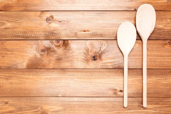 Colheres de cozinha de madeira na mesa marrom — Fotografia de Stock