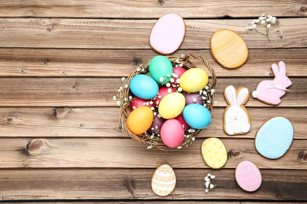 Colorful easter eggs in basket with gypsophila flowers and ginge — Stock Photo, Image