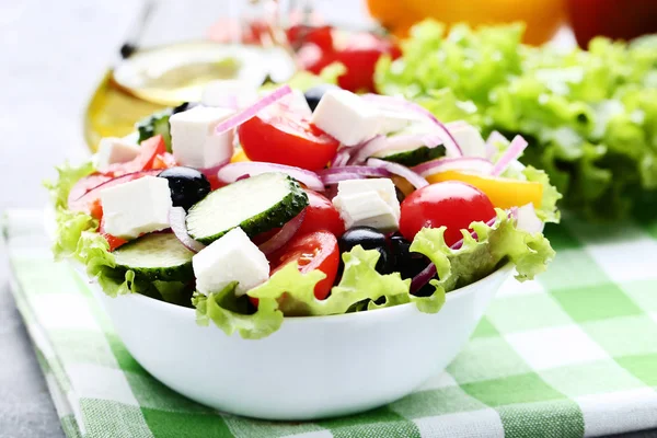 Овощной салат в миске на зеленой салфетке — стоковое фото