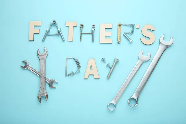 Opschrift Fathers Day met tools op blauwe achtergrond — Stockfoto