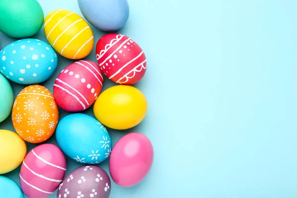 Oeufs de Pâques colorés sur fond bleu — Photo