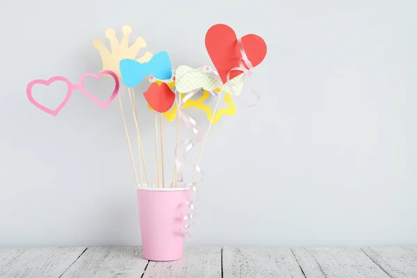 Soporte de cabina de papel para fiesta en copa sobre fondo gris —  Fotos de Stock