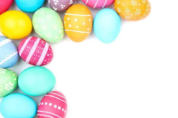 Beyaz arkaplanda renkli paskalya yumurtaları