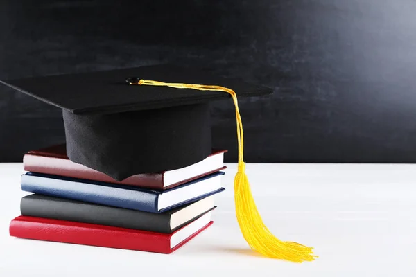 Tappo graduato con su tavolo in legno bianco — Foto Stock