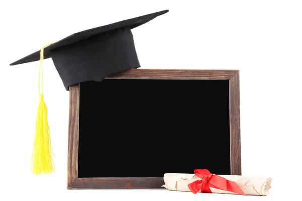 Czapka z dyplomem i pustą ramą na białym tle — Zdjęcie stockowe