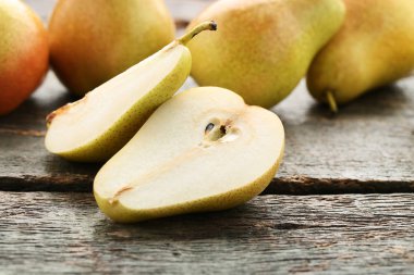 Gri ahşap masa üzerinde olgun armut