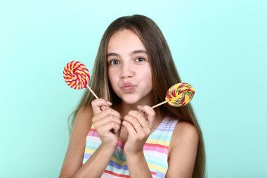 Lolipop nane arka plan üzerinde genç kızla