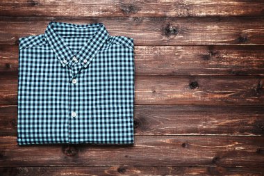 Gömlek kahverengi ahşap masa üzerinde katlanmış