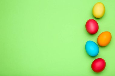 Yeşil arka planda renkli paskalya yumurtaları