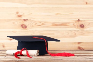 Mezuniyet Diploması kahverengi ahşap masa üzerinde kapaklı