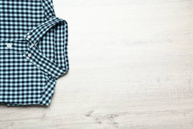 Gömlek ahşap masa üzerinde katlanmış