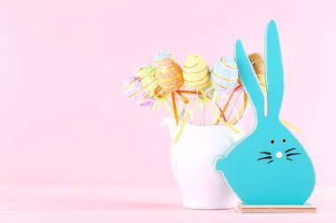 Pembe bir arka plan üzerinde Paskalya yumurta ile ahşap tavşan