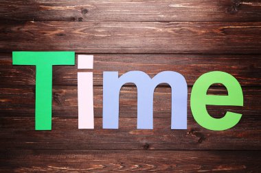 Kağıt mektup kahverengi ahşap masa üstünde kelime zaman