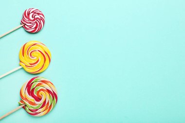 Nane arka plan üzerinde renkli lolipop