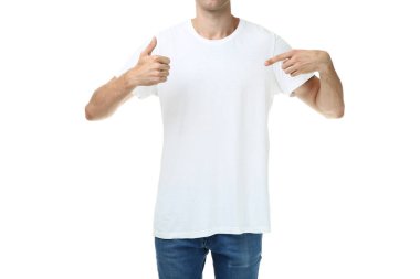 Genç adam beyaz arka planda izole edilmiş