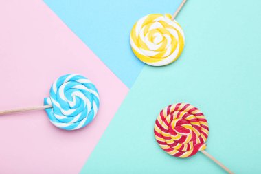 Renkli arka plan üzerinde tatlı lolipop