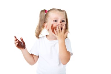 Çikolata beyaz arka plan üzerinde mutlu küçük kız