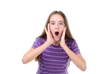 Beyaz arka plan üzerinde izole sürpriz genç kız