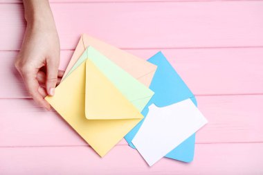 El ile pembe ahşap masa zarflara renkli kağıt