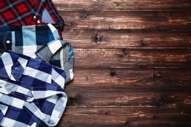 Gömlek kahverengi ahşap masa üzerinde katlanmış