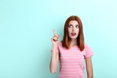 Genç redhaired kadın nane arka plan üzerinde