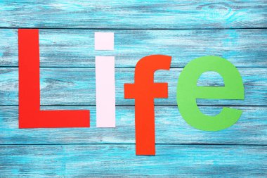 Word Life tarafından kağıt mektup ahşap masa üstünde