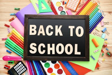 Ahşap tablo üzerinde yazıt için okula geri okul ile sağlar