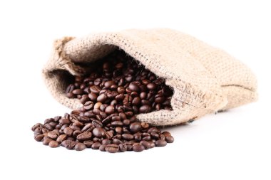 Beyaz arka plan üzerinde izole çul kahve çekirdekleri