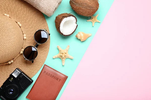 Kokosnüsse mit Sommer-Accessoires und Muscheln — Stockfoto