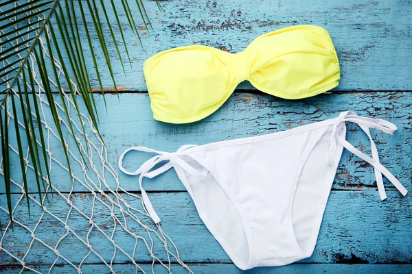 Mavi ahşap masa yeşil palmiye yaprağı ile mayo