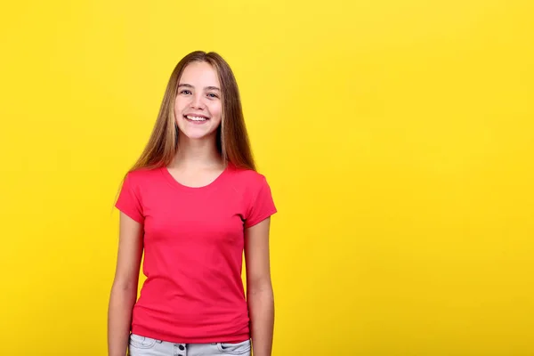 Menina vestindo t-shirt no fundo amarelo — Fotografia de Stock