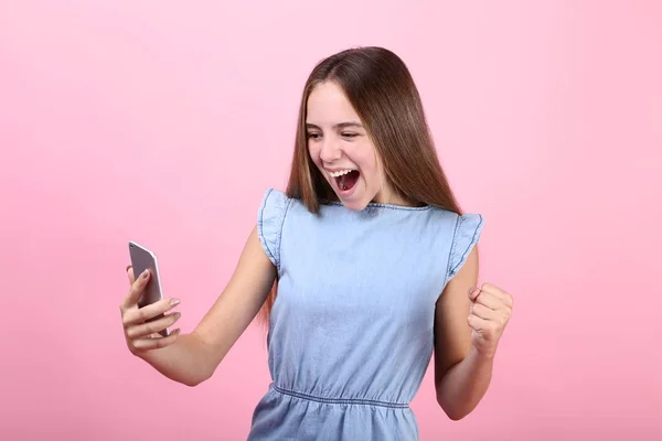 Menina gritando com smartphone no fundo rosa — Fotografia de Stock