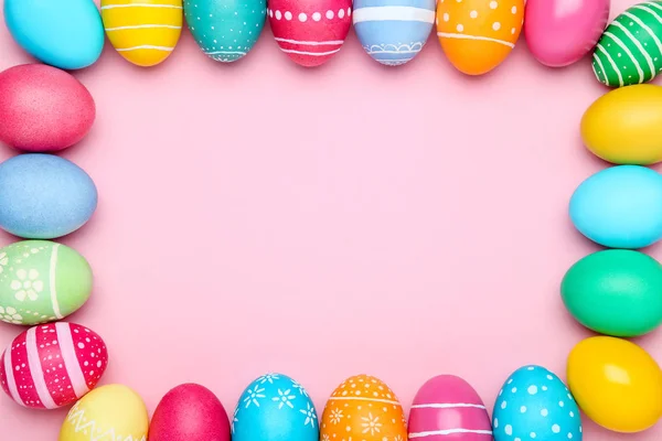 Pembe arka planda renkli paskalya yumurtaları — Stok fotoğraf