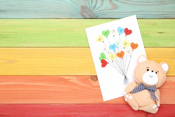 Tarjeta de felicitación con texto Feliz Día de las Madres y juguete oso suave en w —  Fotos de Stock