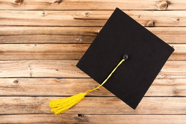 Tapa de graduación sobre mesa de madera marrón — Foto de Stock