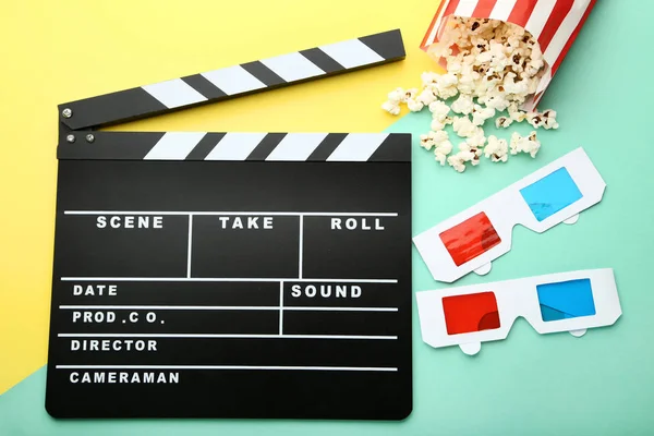 Tablero Clapper con palomitas de maíz con gafas sobre fondo colorido — Foto de Stock