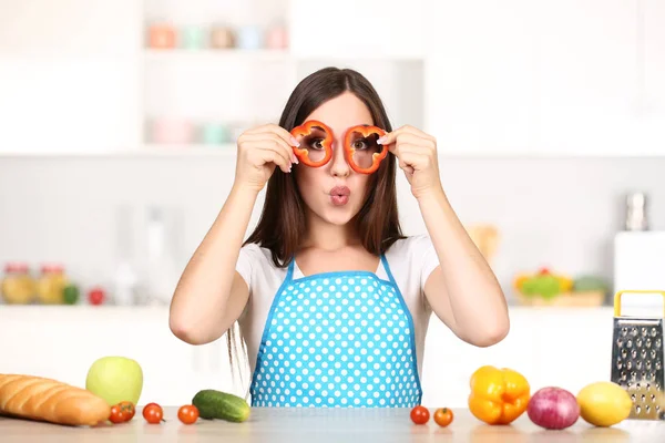 Wanita cantik memasak makanan di dapur — Stok Foto