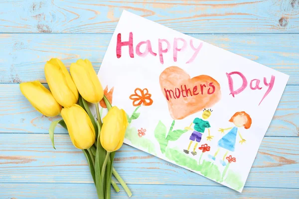 Gratulations kort för Happy mors dag med gula tulpaner på trä — Stockfoto
