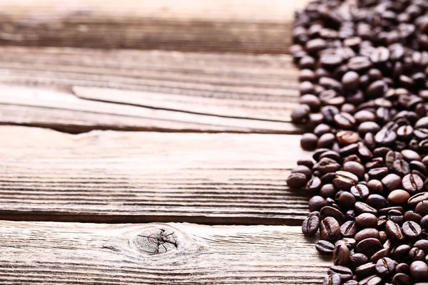 Kaffeebohnen Auf Braunem Holztisch — Stockfoto