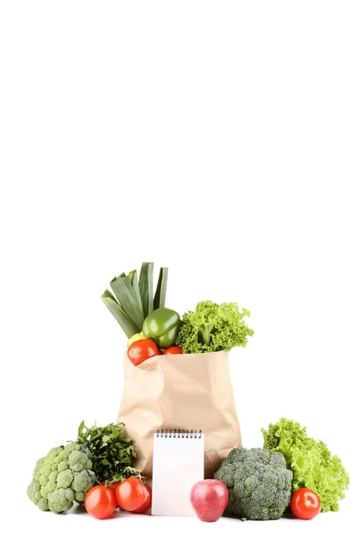 Bolsa de compras de comestibles con comida y bloc de notas en blanco aislado en whi — Foto de Stock
