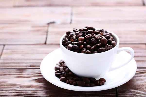 Granos Café Taza Blanca Sobre Mesa Madera Marrón — Foto de Stock